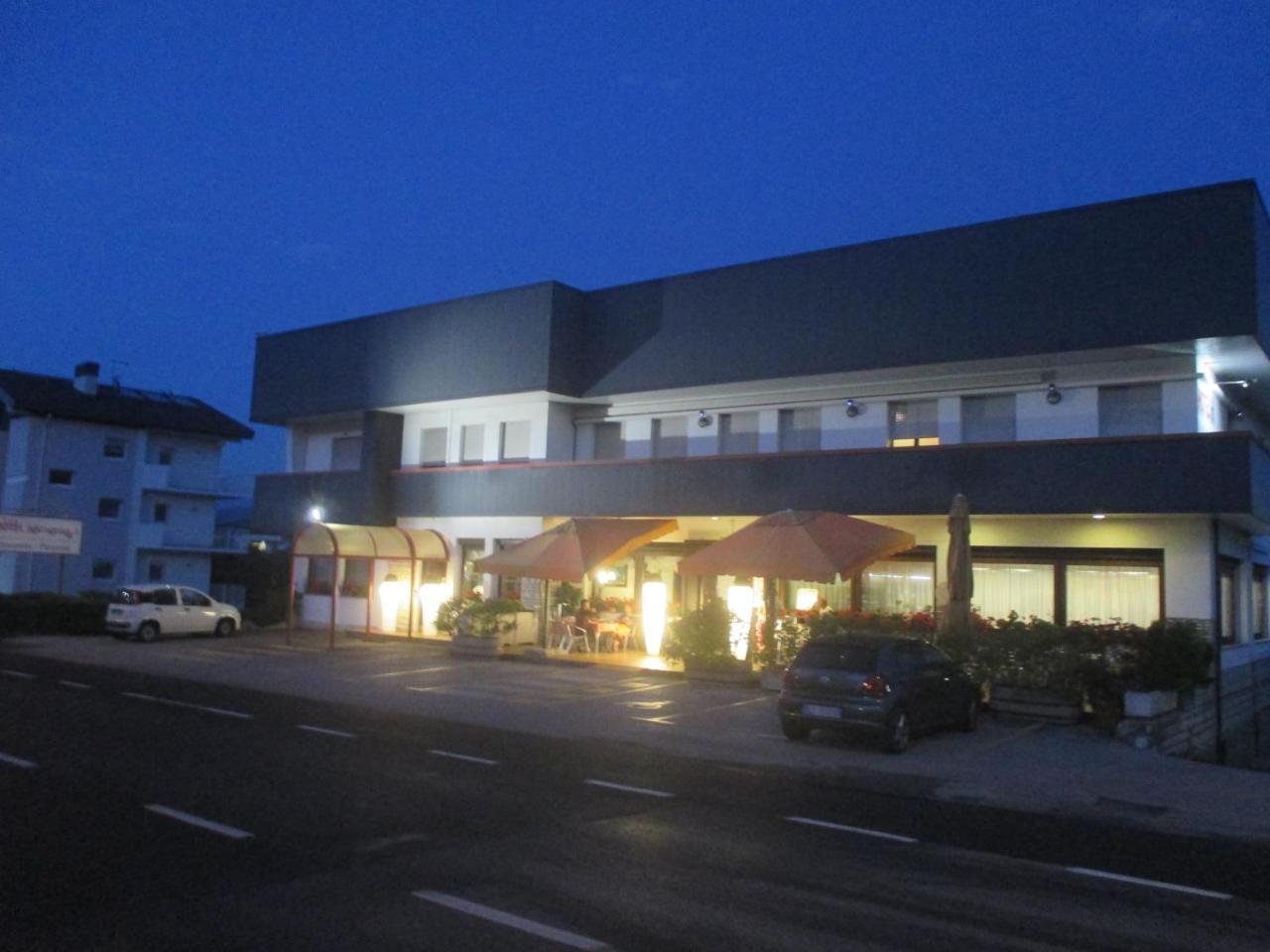 Hotel O'Scugnizzo 2 Беллуно Экстерьер фото